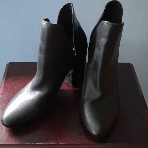 Steve Madden Shoes - Steve Madden Black Rookie  Leather Upper Crocodile Print 3 Inch Heel Size 8.5